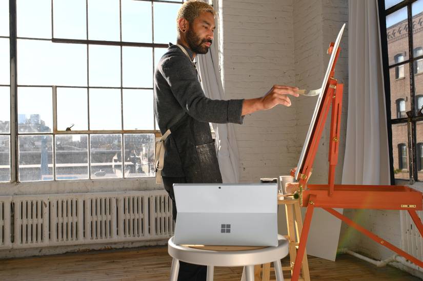 Người vẽ tranh cạnh laptop Surface