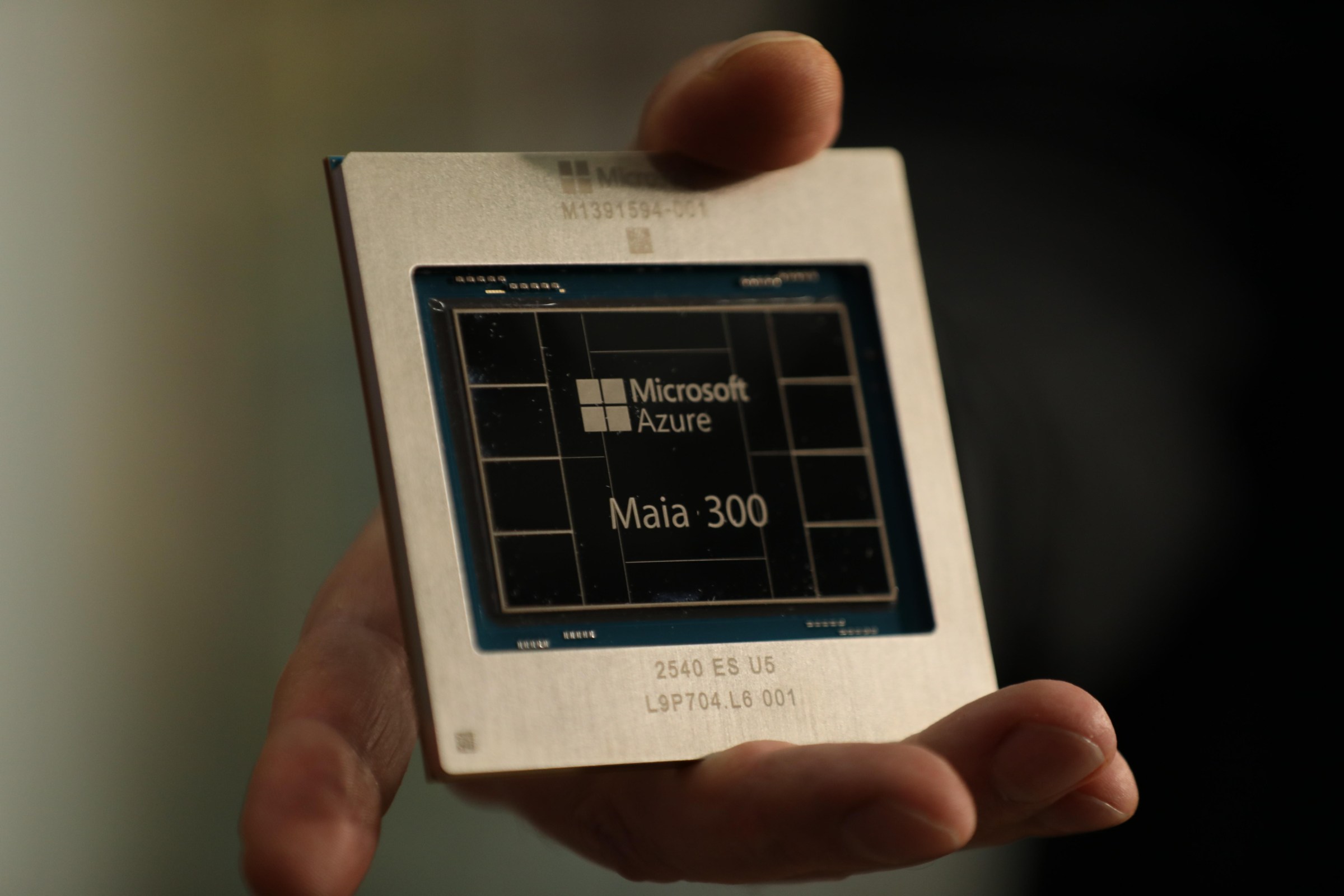 Nguyên mẫu chip Maia 300 của Microsoft