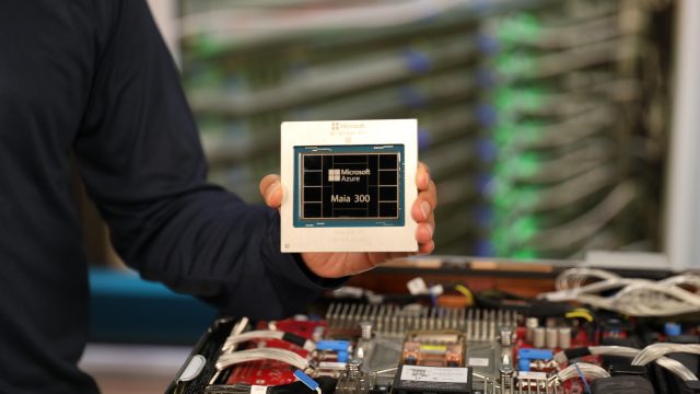Nguyên mẫu chip tăng tốc AI Microsoft Maia 300