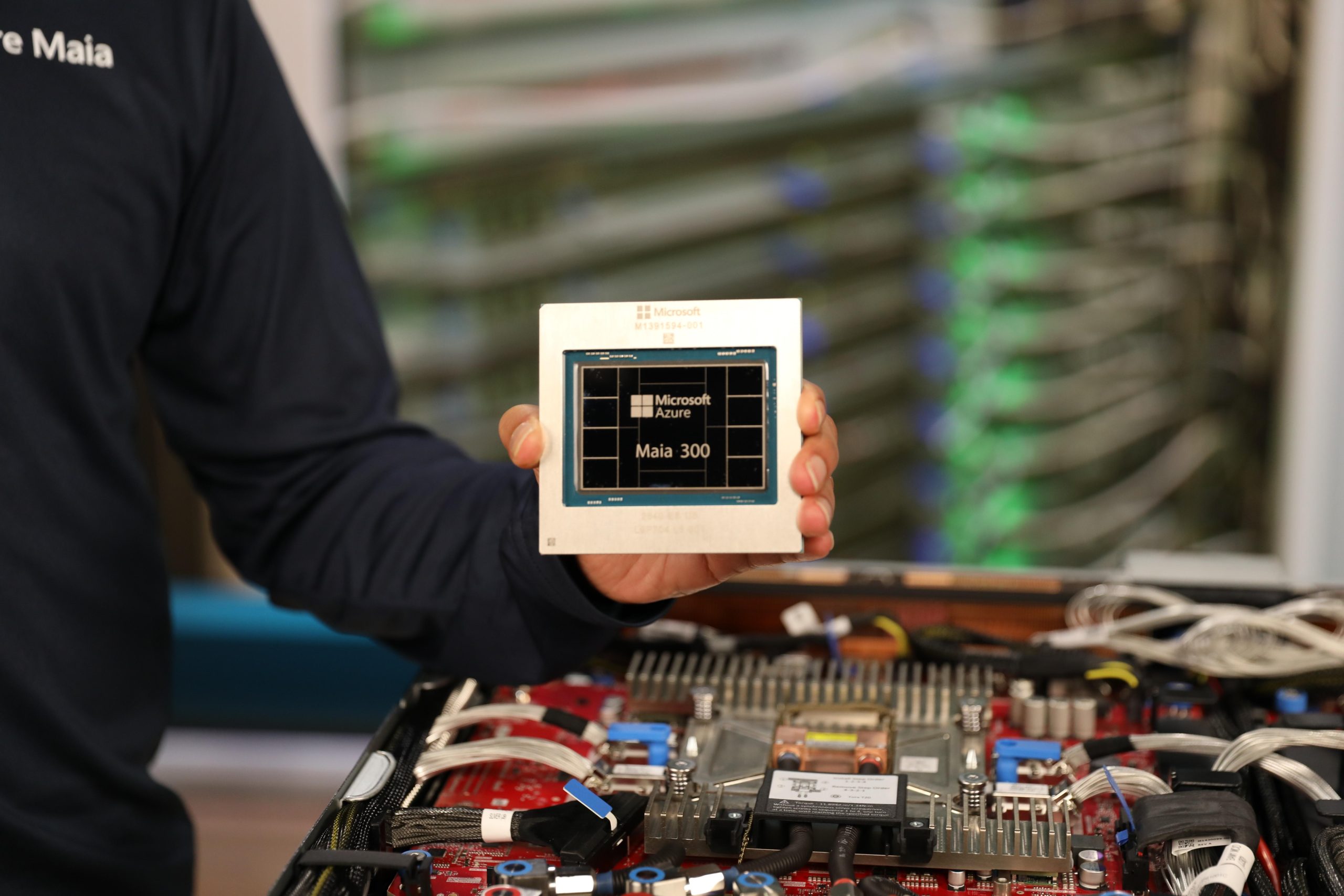 Nguyên mẫu chip tăng tốc AI Microsoft Maia 300