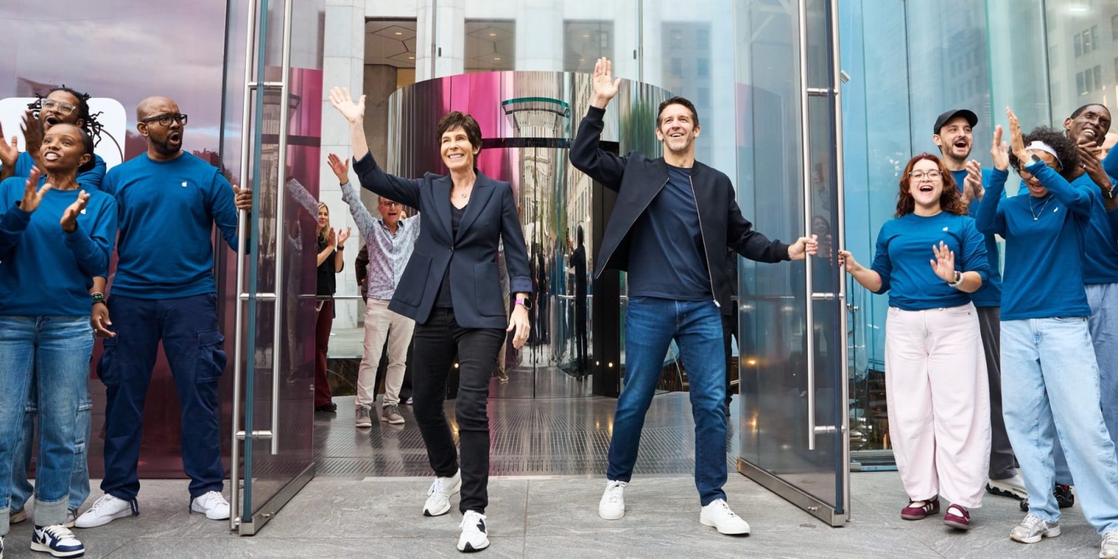 Nhân viên đón khách tại Apple Store Fifth Avenue