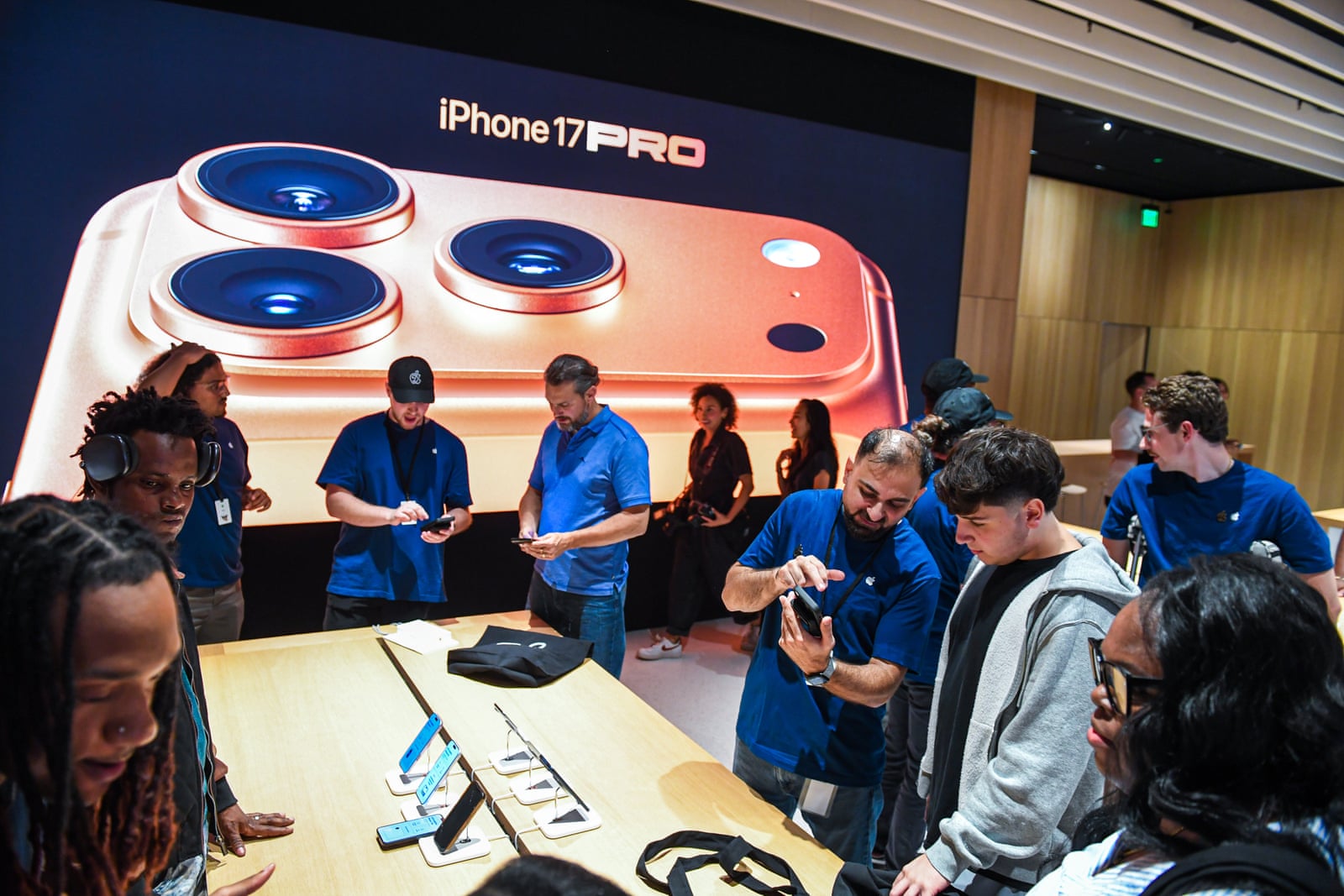 Nhân viên và khách hàng tại cửa hàng Apple