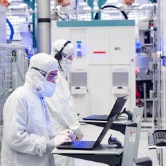 Nhân viên làm việc trong cơ sở sản xuất chip Intel