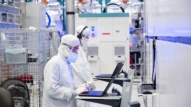 Nhân viên làm việc trong cơ sở sản xuất chip Intel