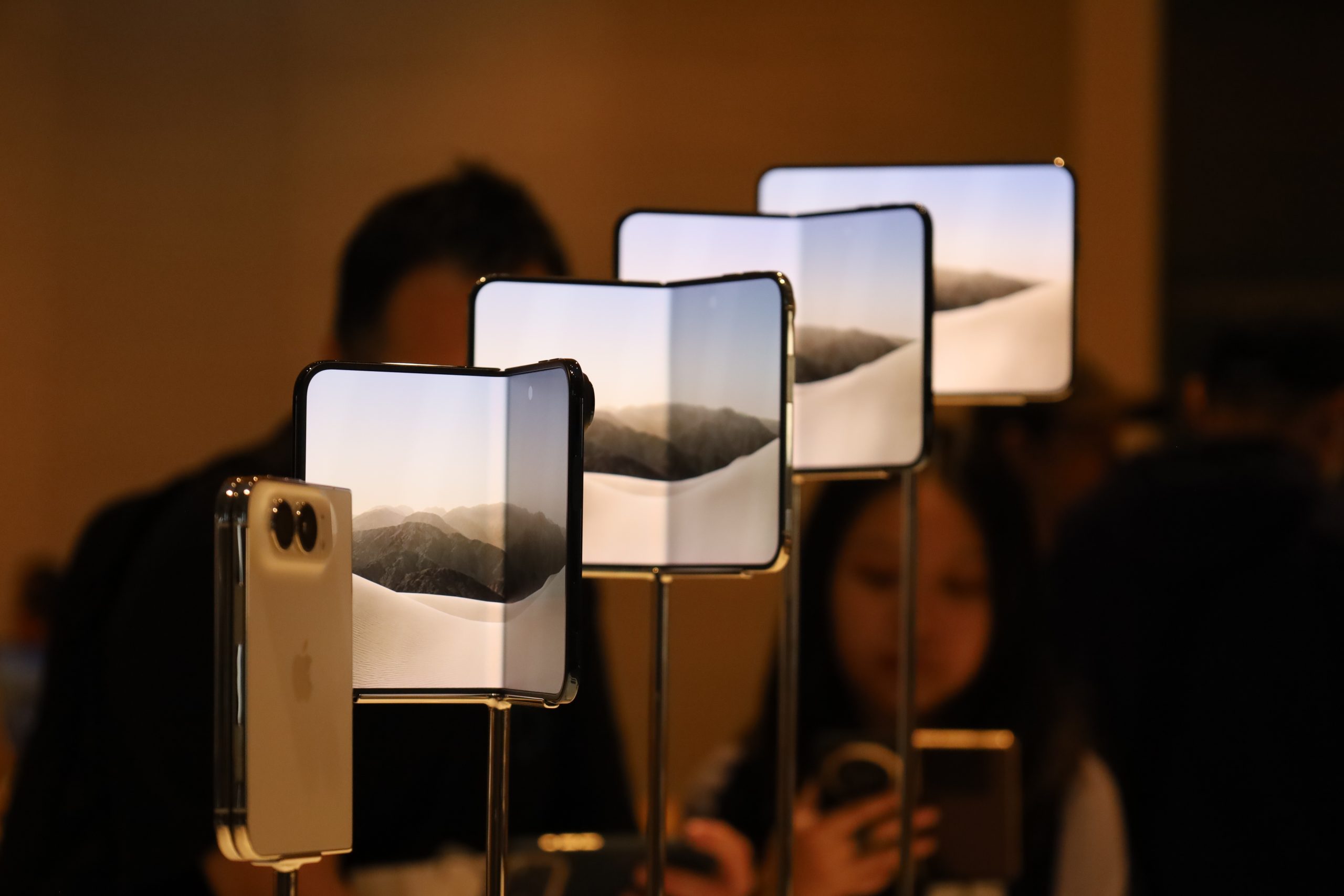 Nhiều iPhone Duo mở màn hình tại quầy Apple Store