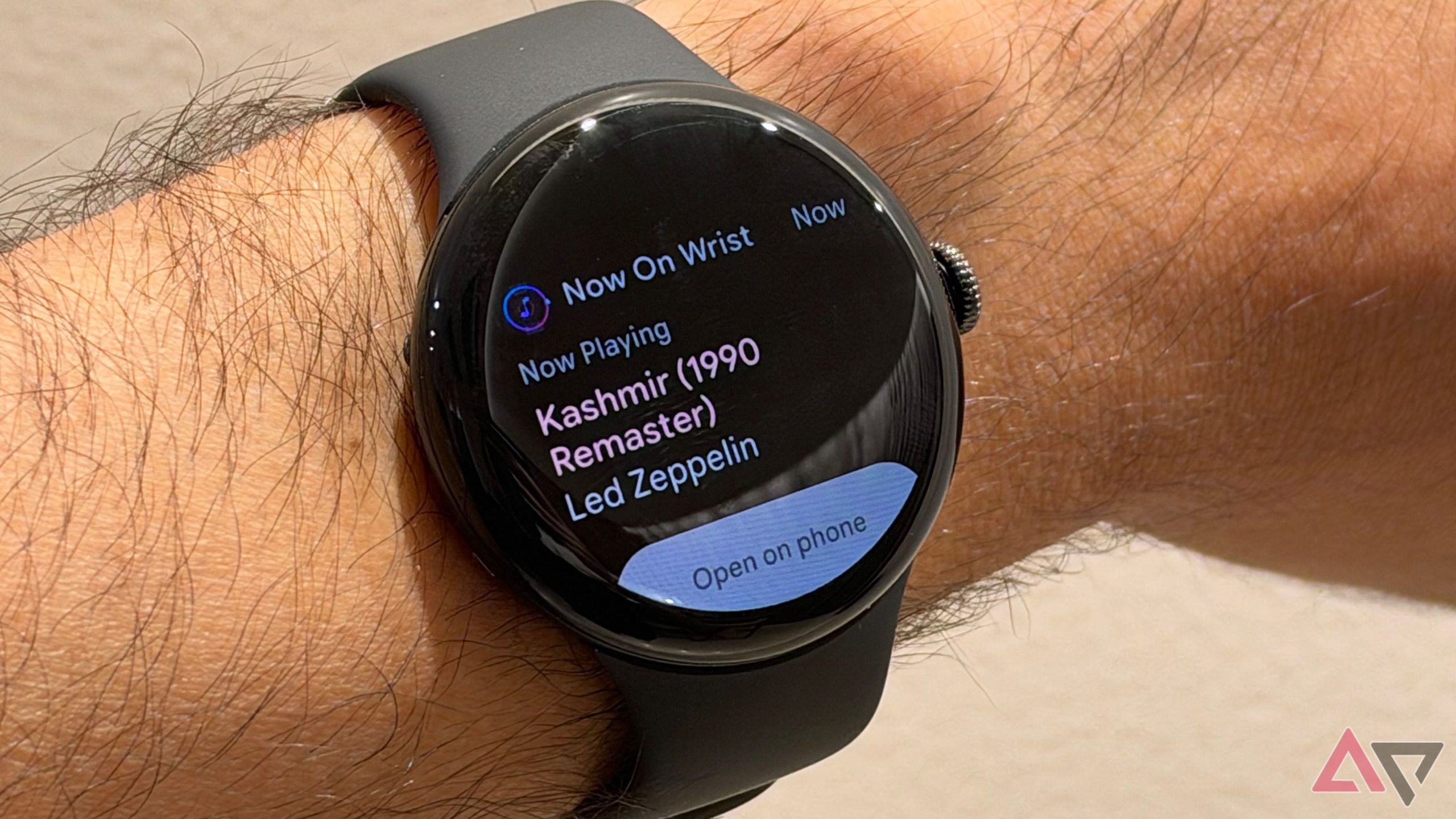 Now On Wrist hiển thị trên đồng hồ Pixel Watch đeo trên tay