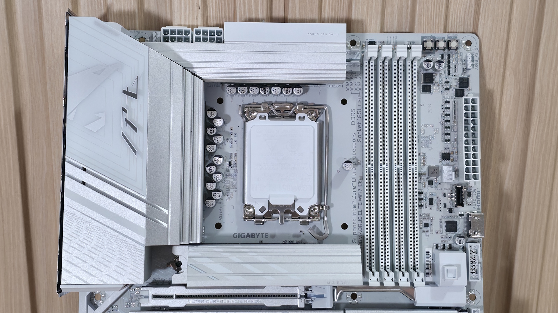 Nửa trên bo mạch Gigabyte Z890M với socket CPU và khe RAM