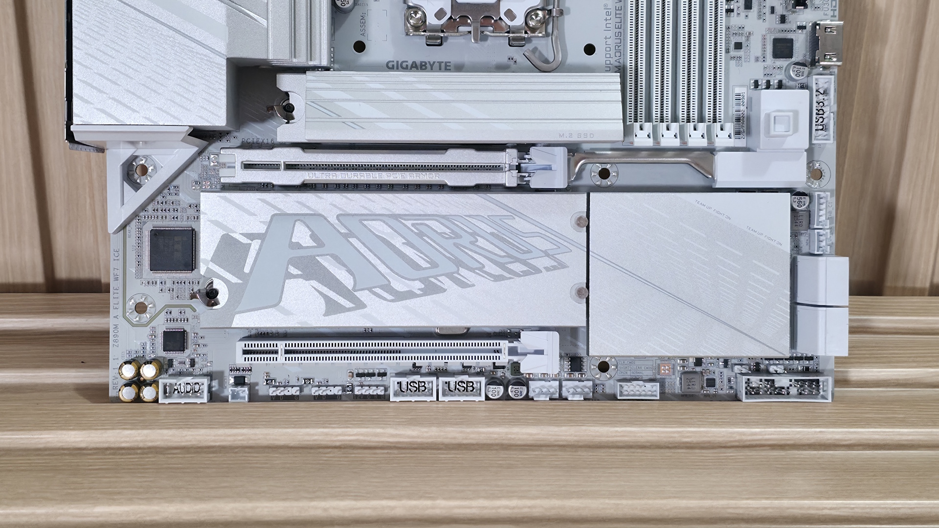 Nửa dưới bo mạch với khe PCIe và tản nhiệt M.2