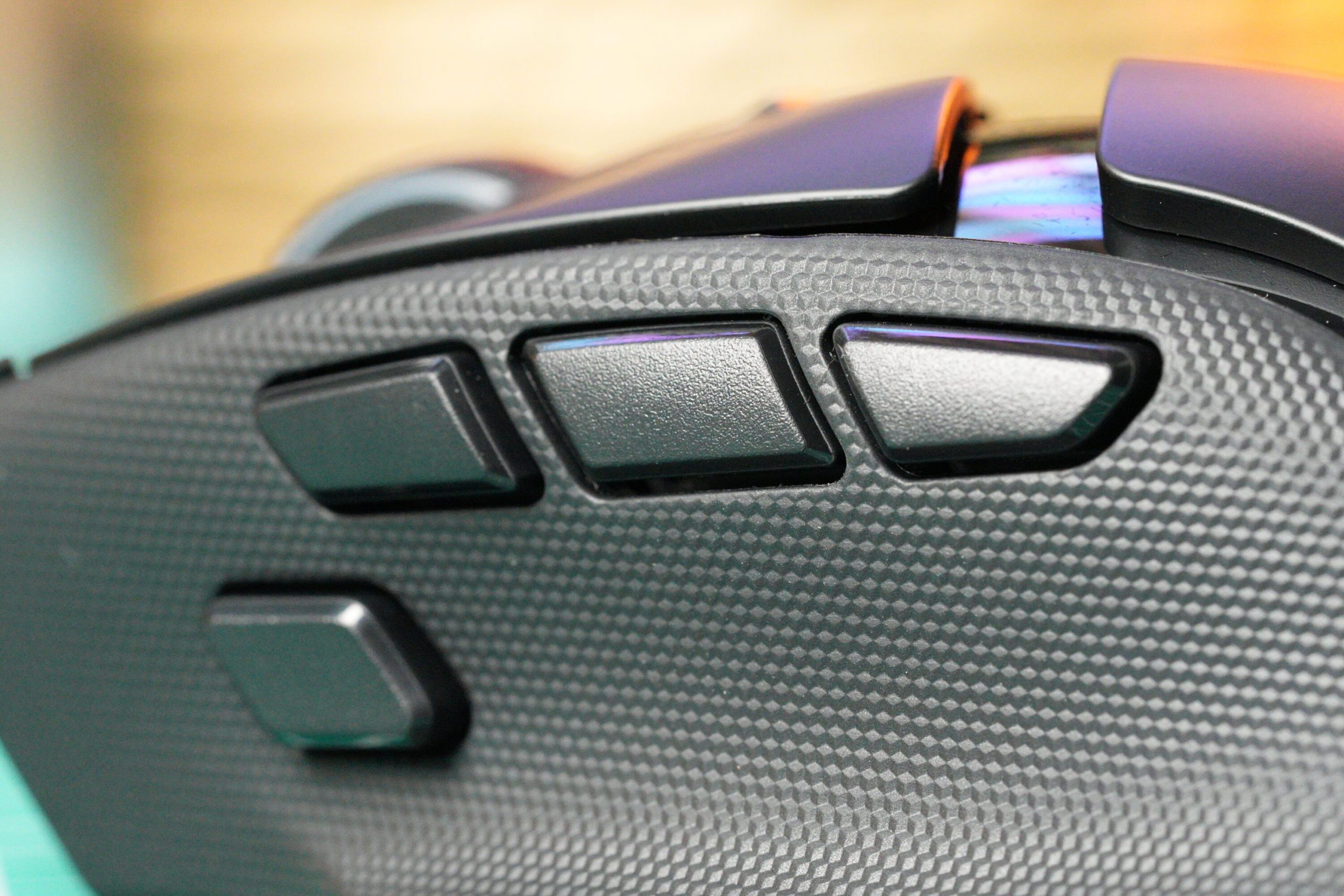 Nút bên và cò đa năng trên Razer Basilisk V4 Pro