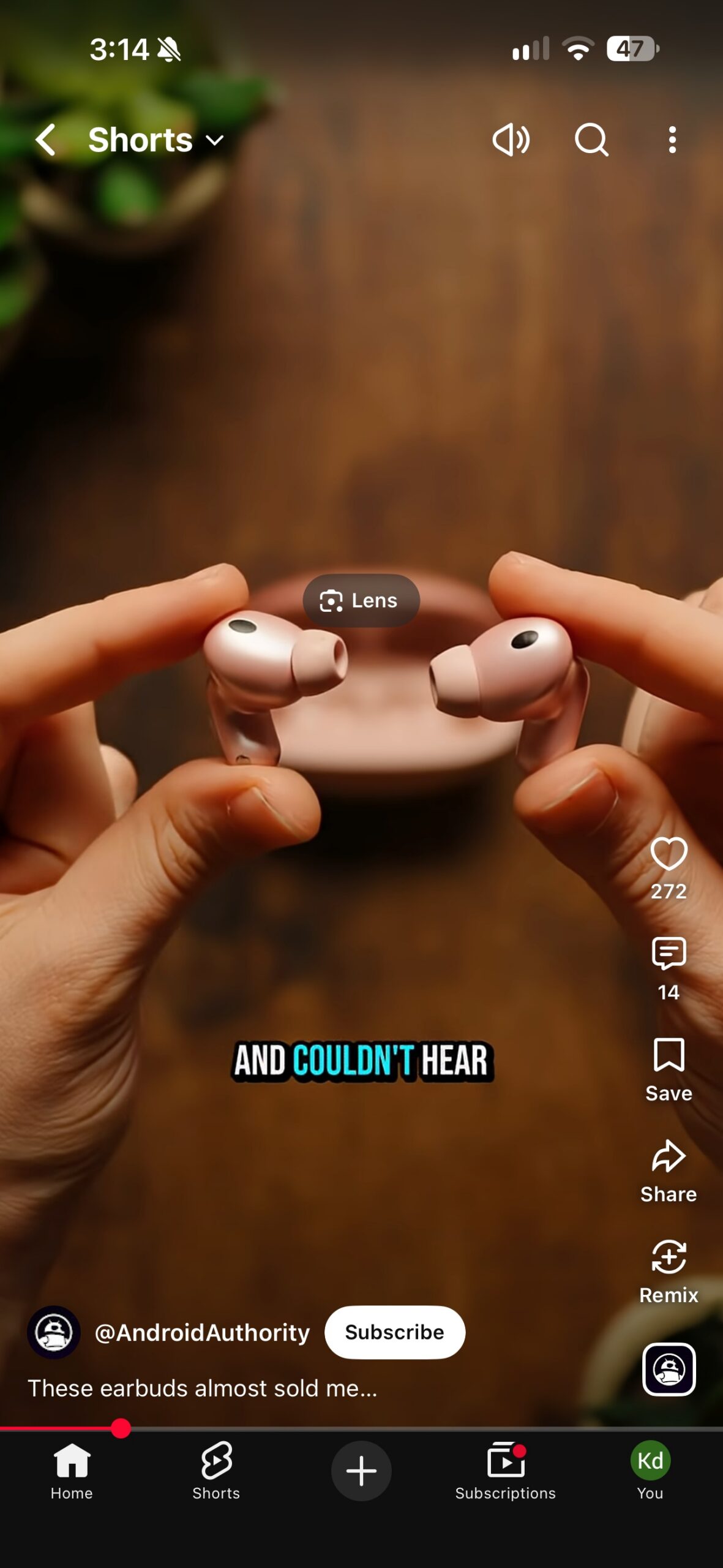 Nút Lens giữa màn hình YouTube Shorts trên iPhone