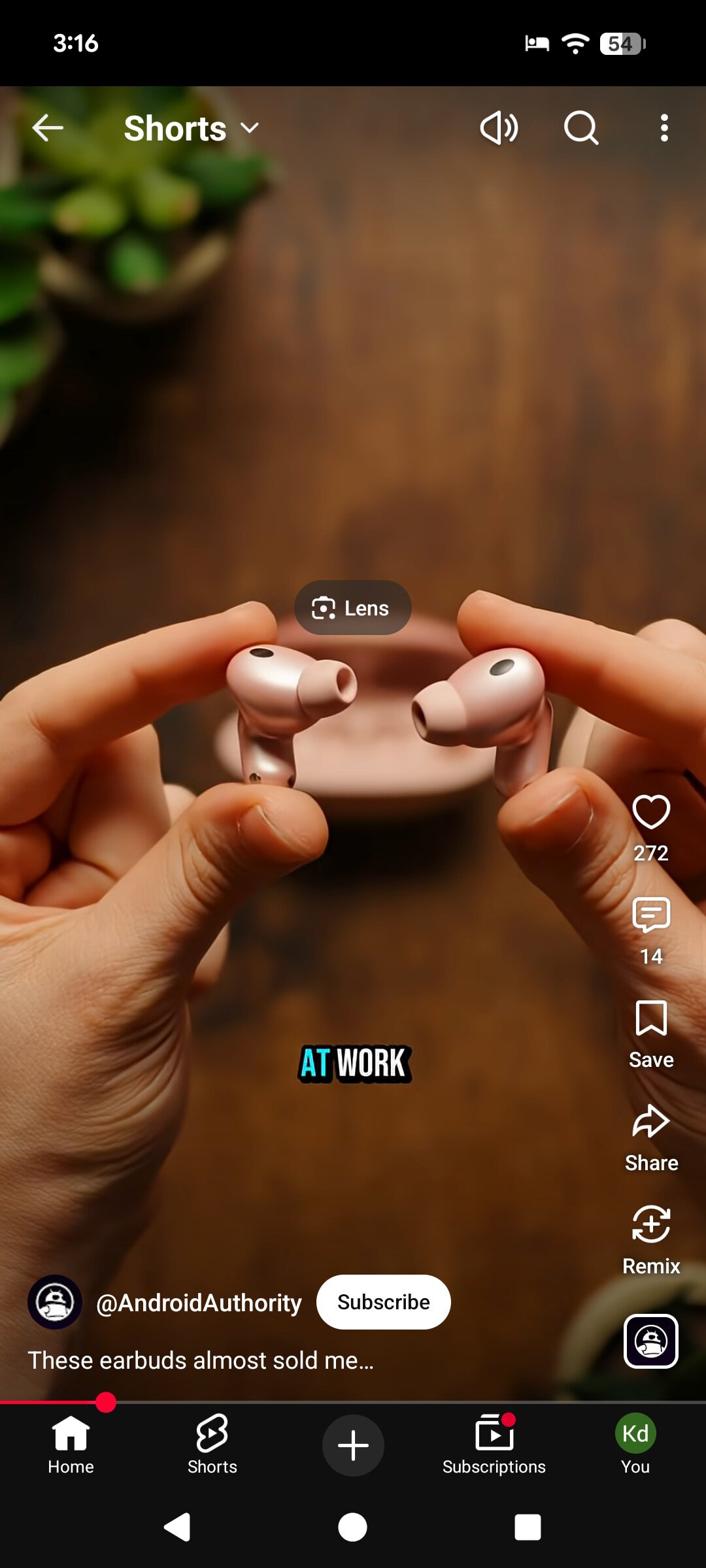 Nút Lens ở giữa video YouTube Shorts đang tạm dừng trên Android
