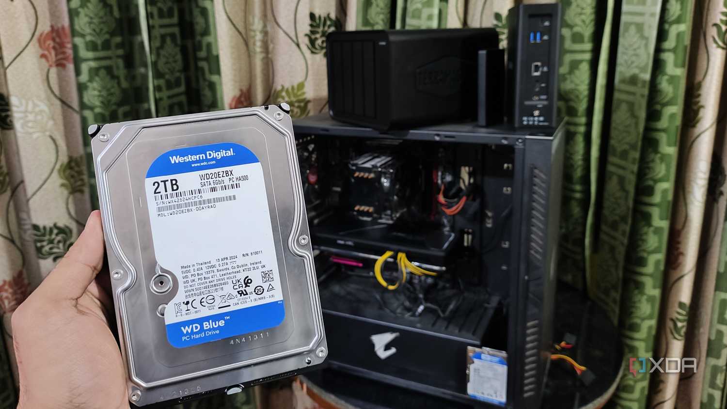 Ổ cứng đặt trước máy tính và các thiết bị NAS