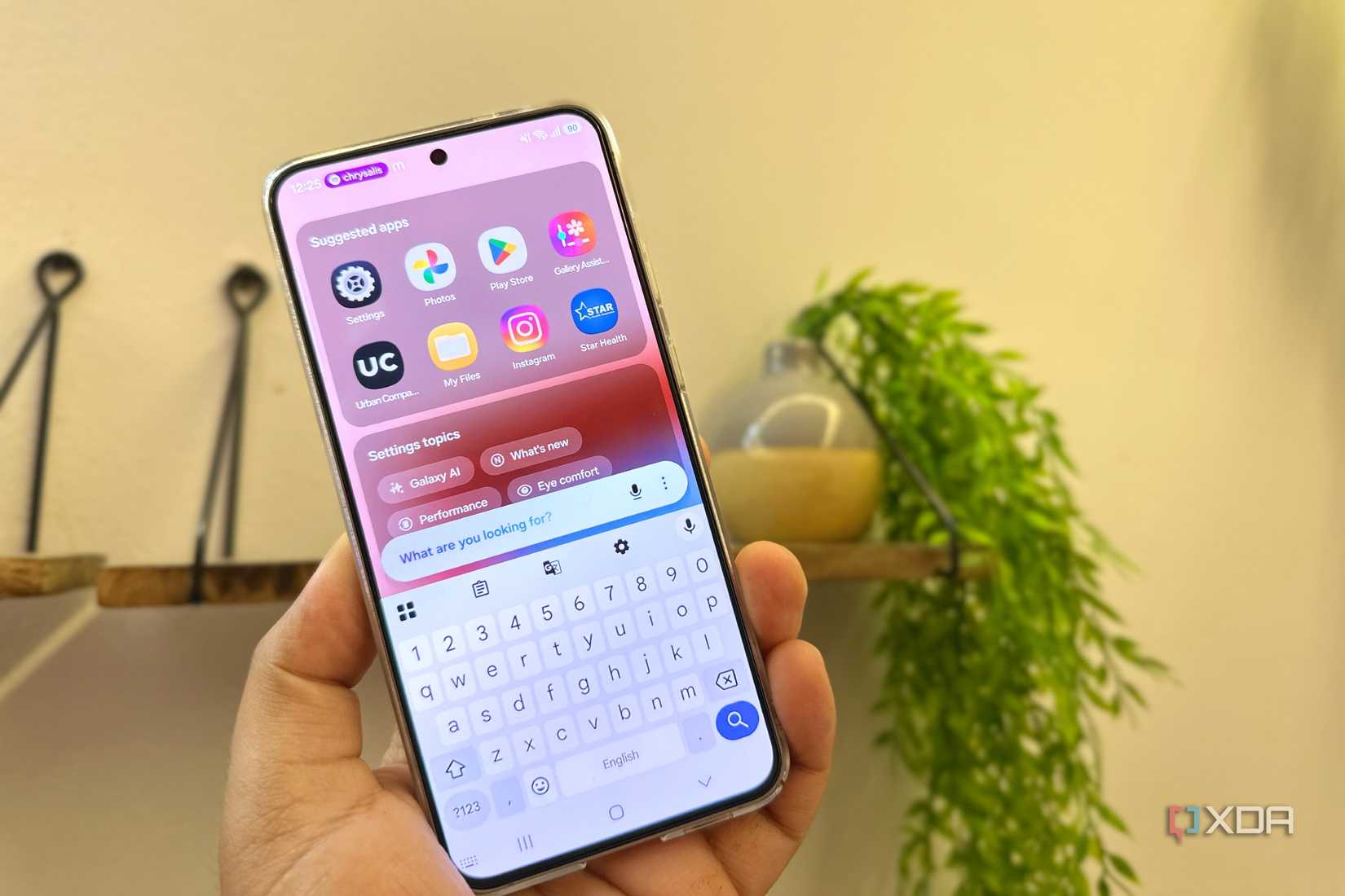 Ô Finder trên màn hình chính, bàn phím mở sẵn để gõ tên ứng dụng hoặc thiết lập cần tìm