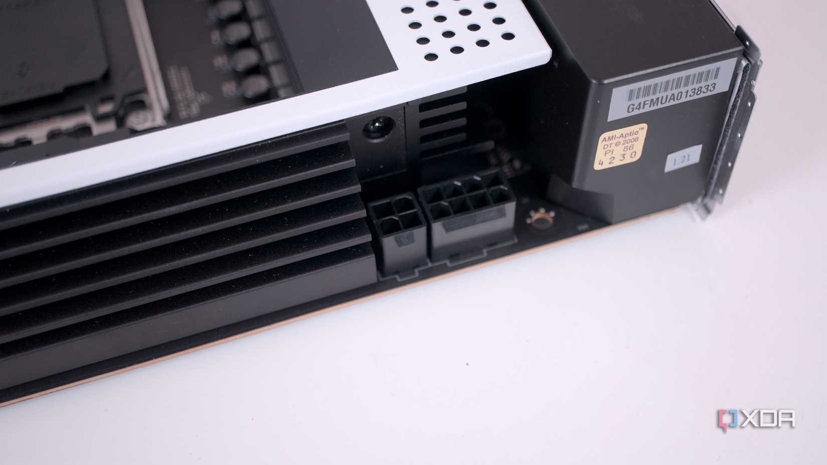 Ổ nguồn CPU nằm cạnh khu vực VRM; cần dùng cáp EPS/CPU đúng chuẩn thay vì dây PCIe.