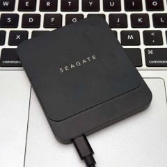 Ổ SSD di động đặt trên bàn phím máy tính xách tay