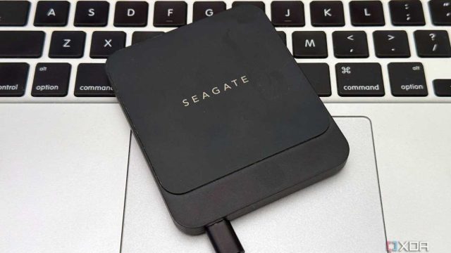Ổ SSD di động đặt trên bàn phím máy tính xách tay