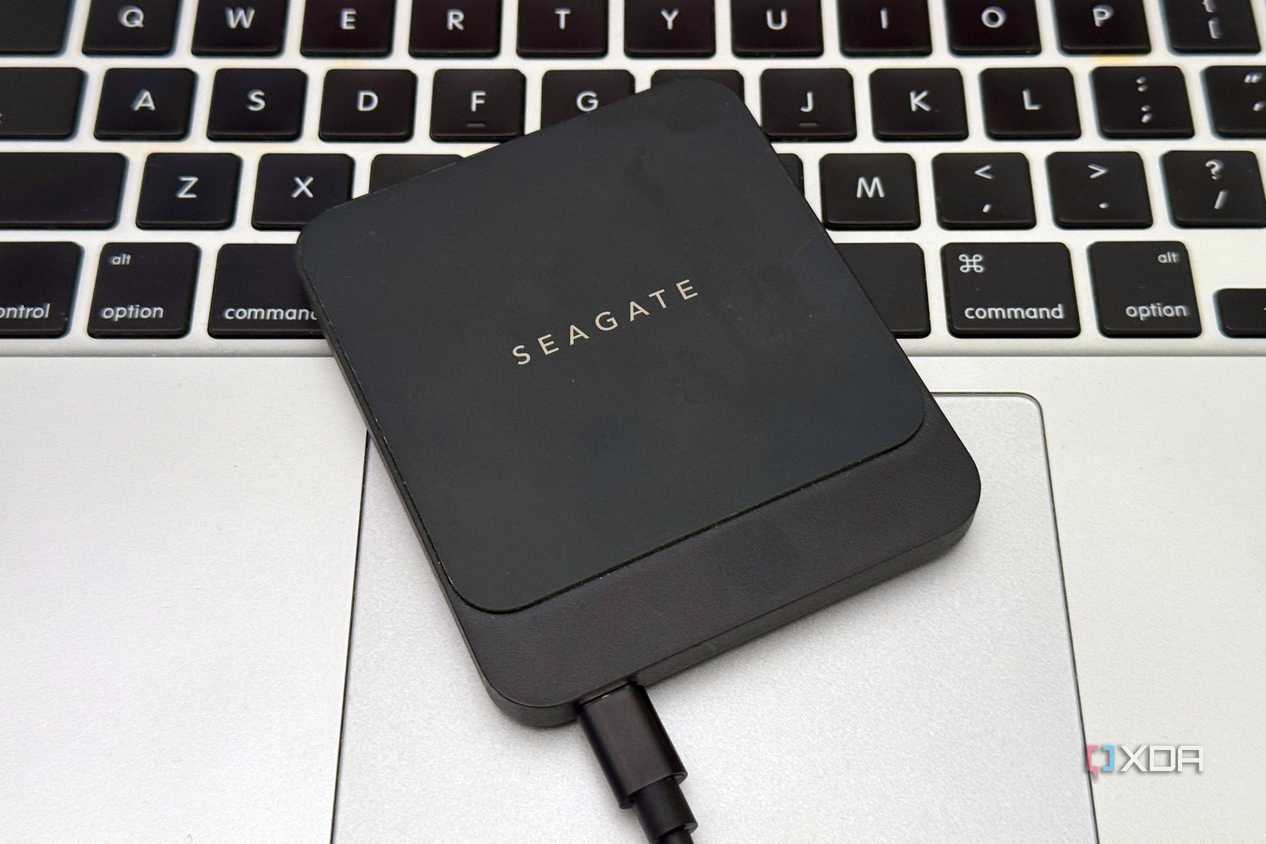 Ổ SSD di động đặt trên bàn phím máy tính xách tay