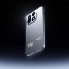 OnePlus 16 bản bạc Tomorrow's Starlight nhìn từ mặt lưng trên nền tối