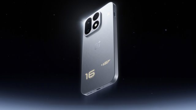 OnePlus 16 bản bạc Tomorrow's Starlight nhìn từ mặt lưng trên nền tối