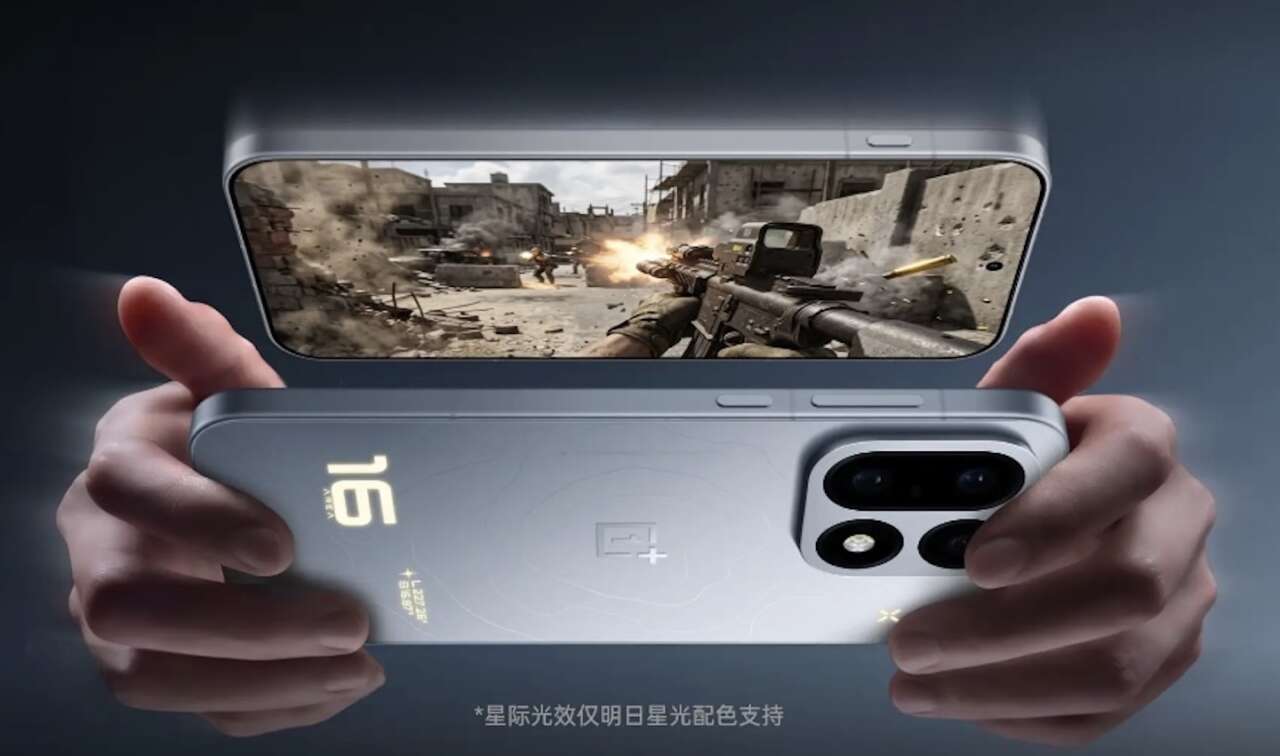OnePlus 16 cầm hai tay, màn hình hiển thị cảnh bắn súng trong game