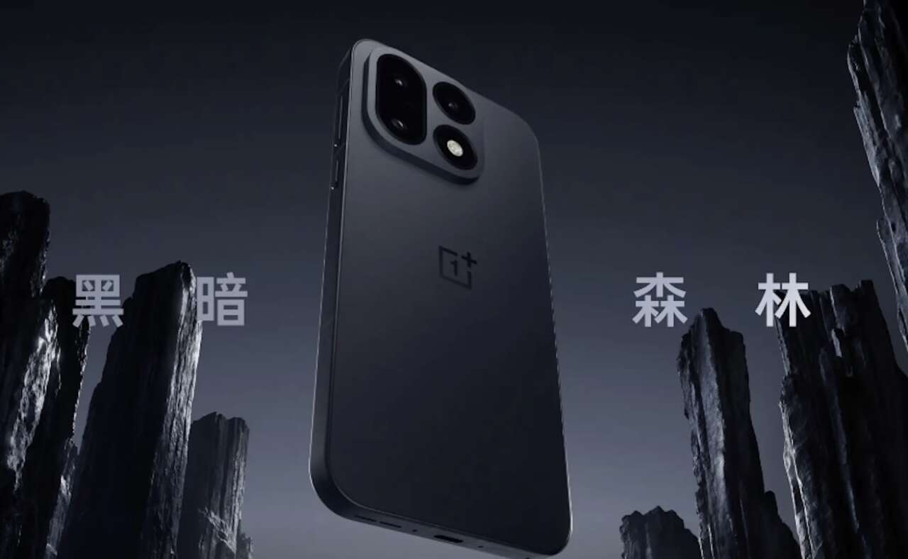 OnePlus 16 màu Dark Forest, mặt lưng đen và cụm camera ba ống kính