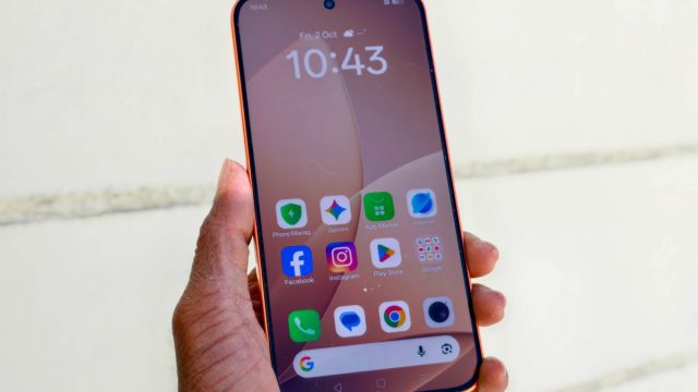 Oppo F35 Pro Sunrise Orange được cầm trên tay, mặt trước