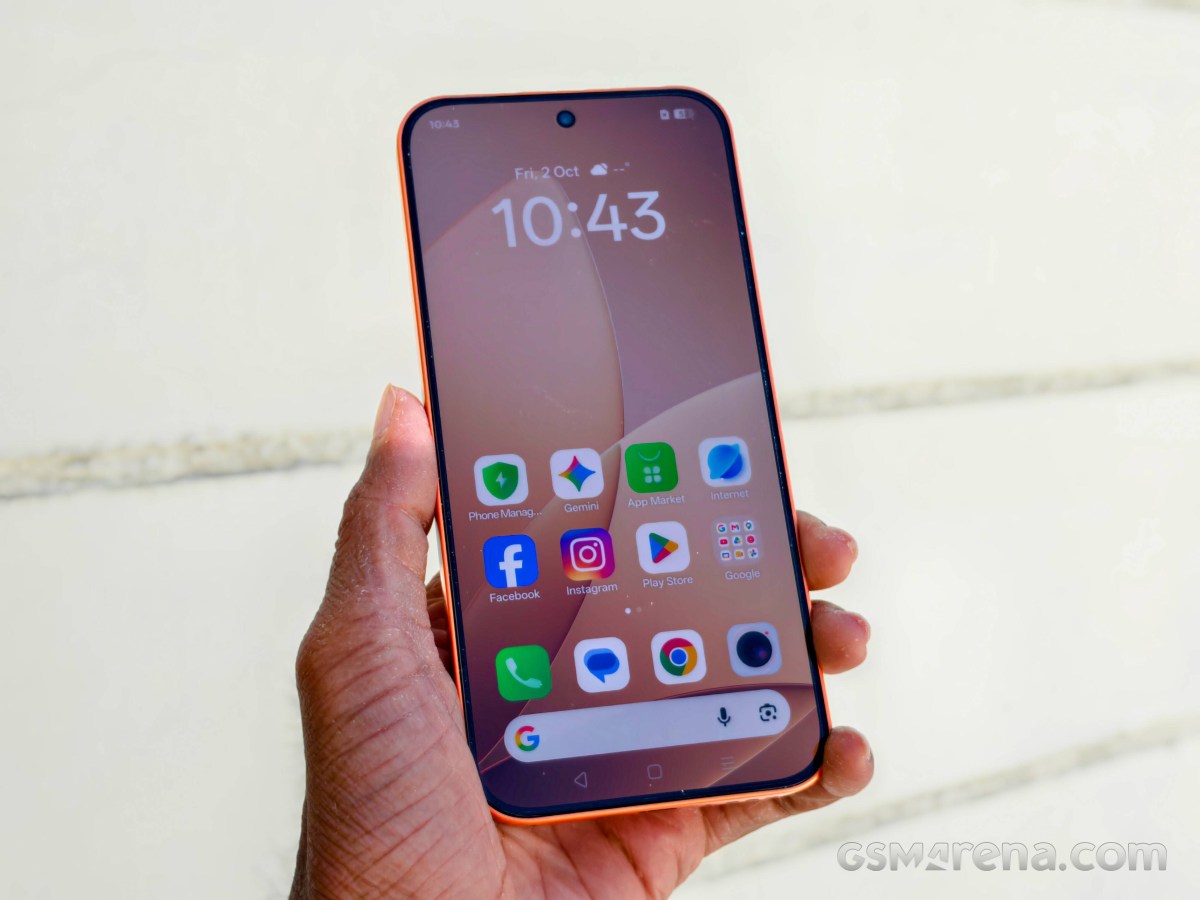 Oppo F35 Pro Sunrise Orange được cầm trên tay, mặt trước