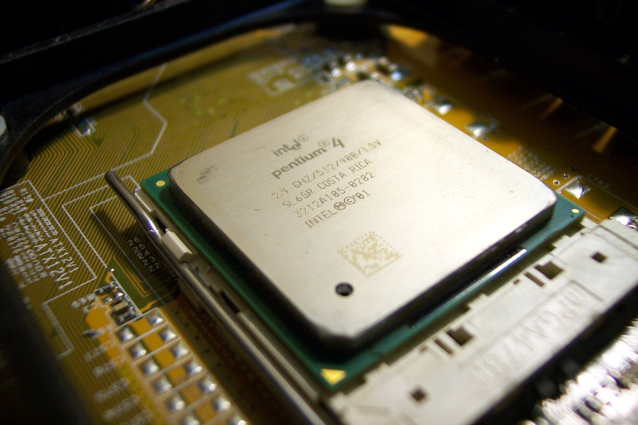 Pentium 4 là thế hệ chip desktop gắn với nhu cầu có đường cấp điện riêng cho CPU.