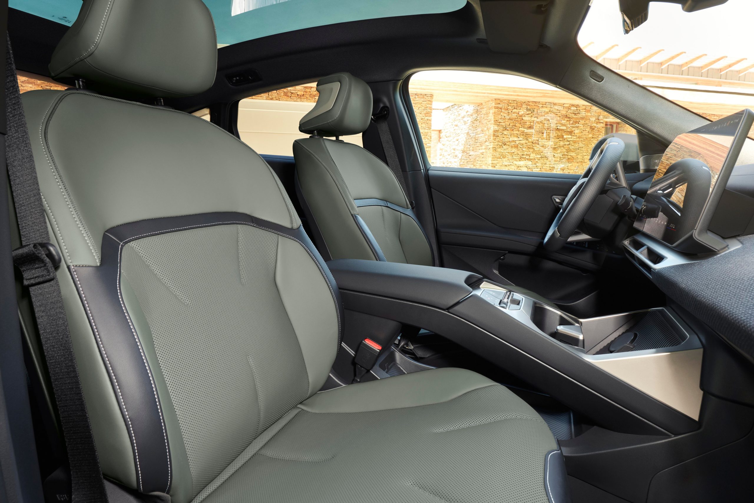 Hàng ghế trước BMW iX4