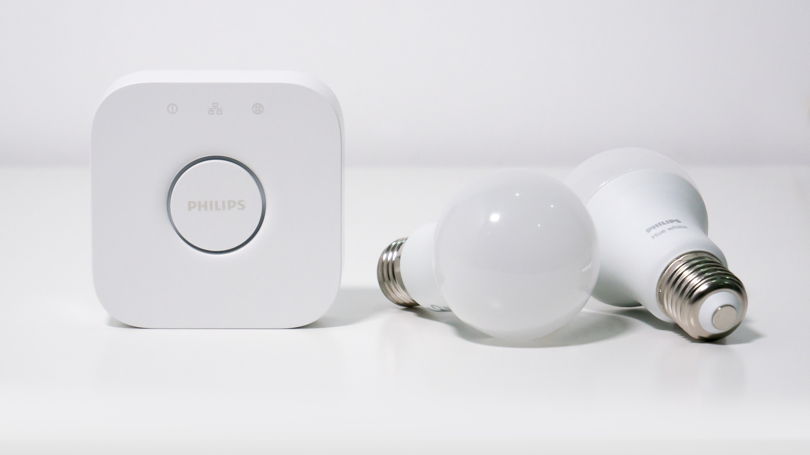Philips Hue Bridge cùng bóng Hue White