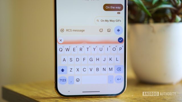 Bàn phím ảo Gboard trên màn hình điện thoại Android