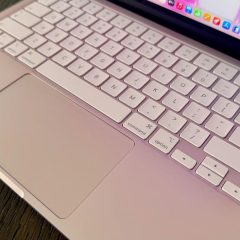 Bàn phím MacBook Neo màu hồng với các phím Command và Option nhìn rõ