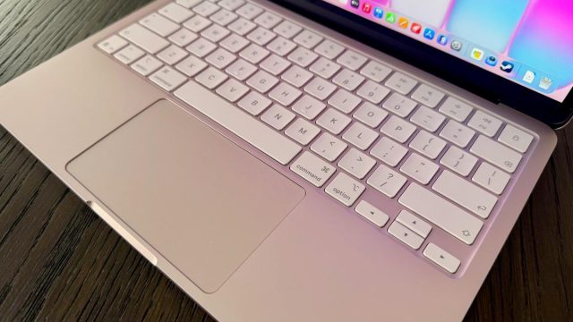 Bàn phím MacBook Neo màu hồng với các phím Command và Option nhìn rõ