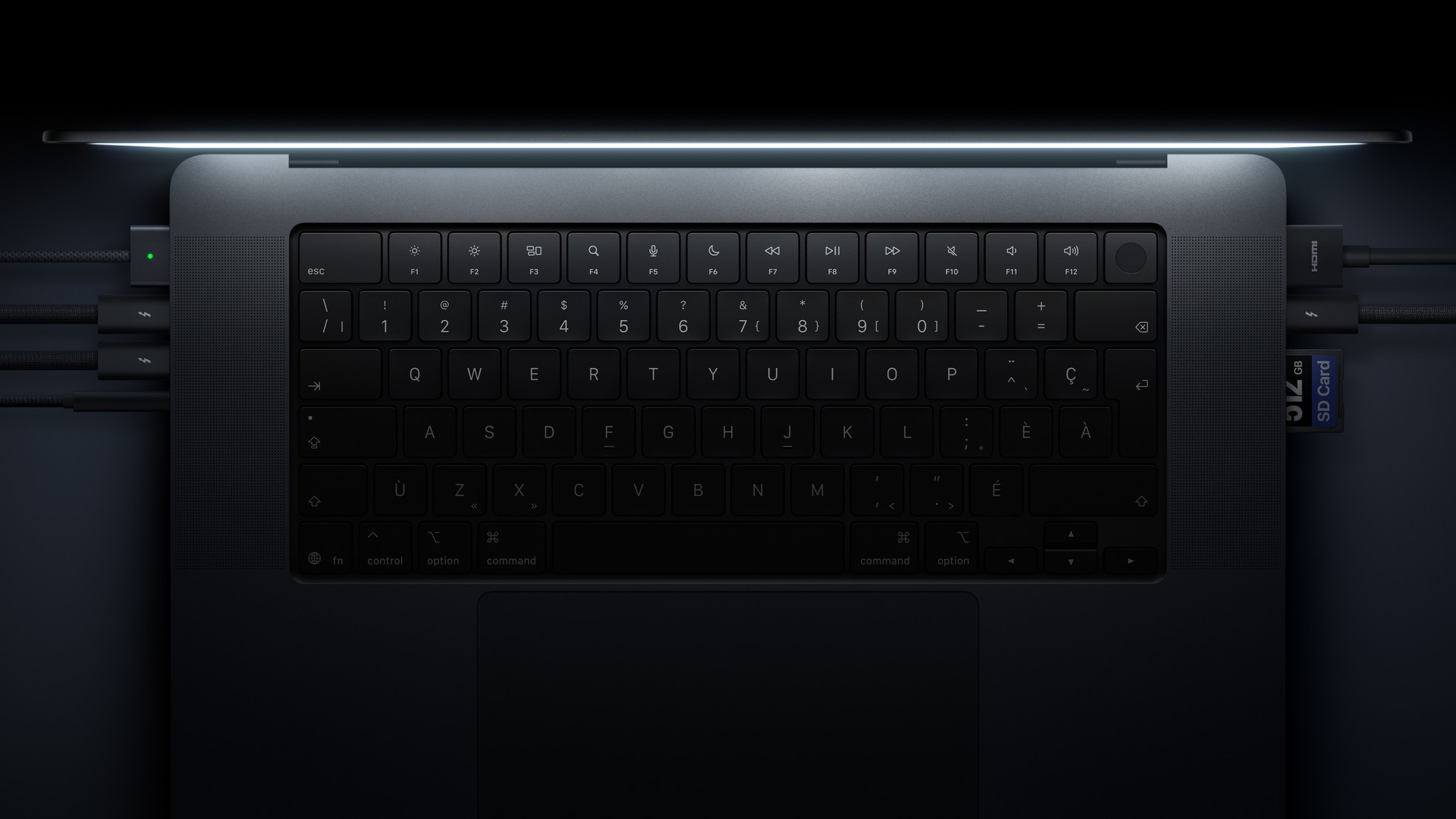 Bàn phím MacBook Pro cùng các dây và cổng kết nối.