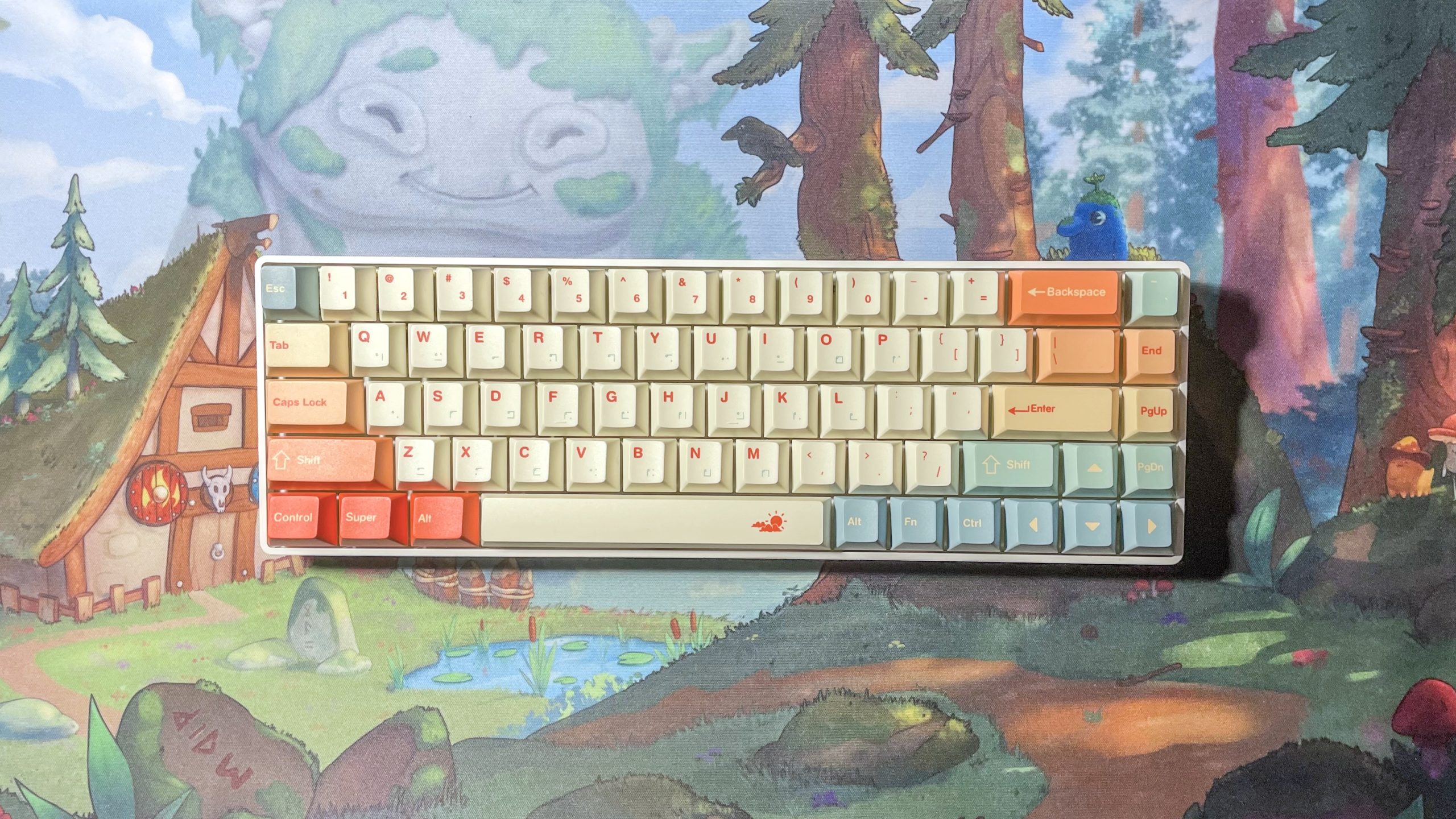Bàn phím nhỏ gọn tự ráp từ kit với keycap phối màu trên lót bàn