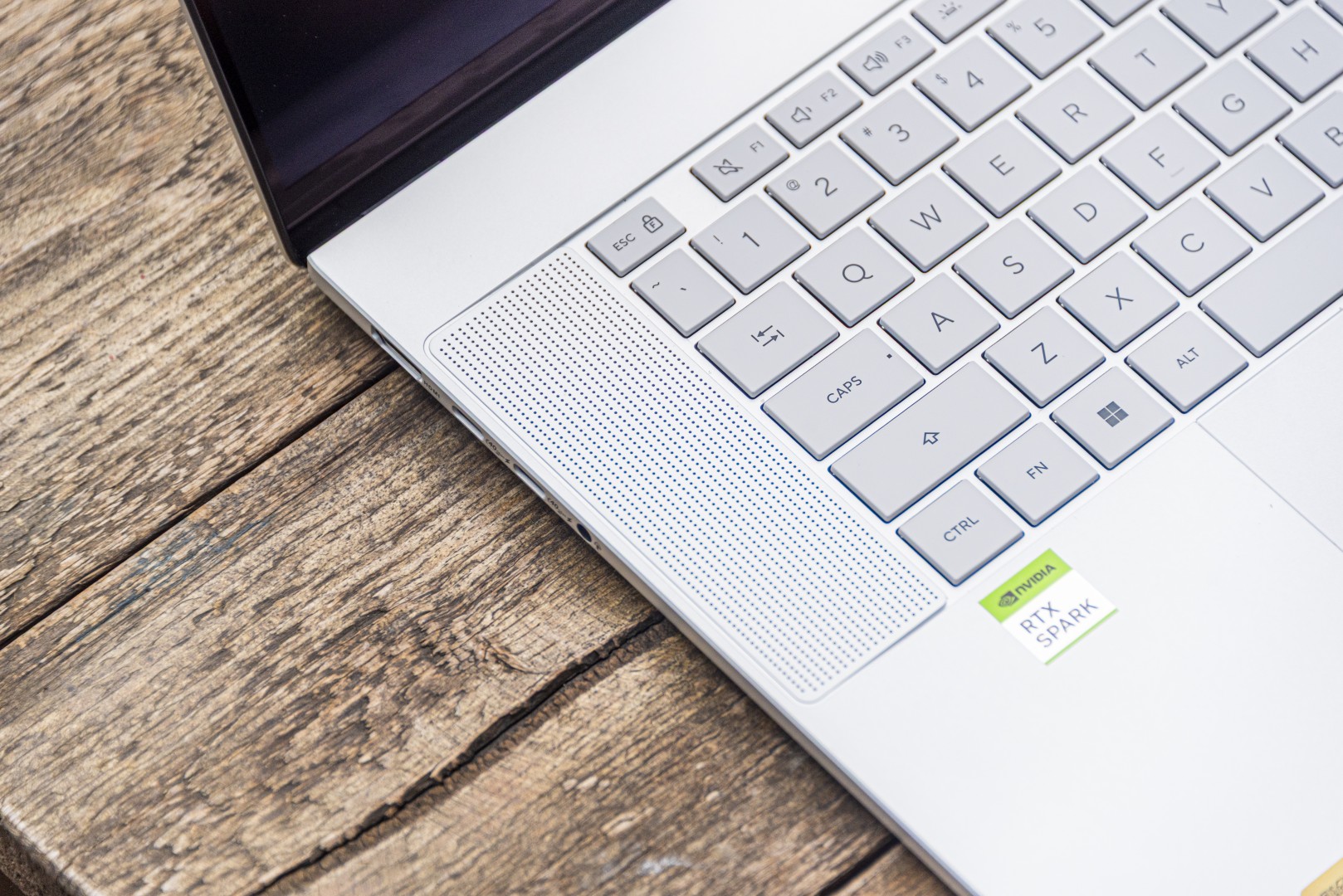Bàn phím và tem RTX Spark bên trái touchpad