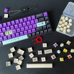 Bàn phím tháo một số keycap, bên cạnh có switch rời và dụng cụ tháo