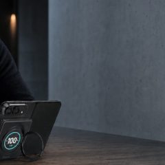 Pin BMX SolidSafe Duo gắn ở mặt lưng iPhone Duo