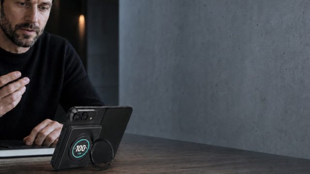 Pin BMX SolidSafe Duo gắn ở mặt lưng iPhone Duo