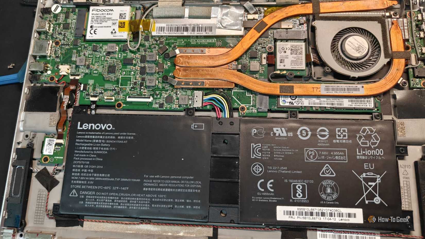 Pin cũ bên trong phần thân laptop đã mở
