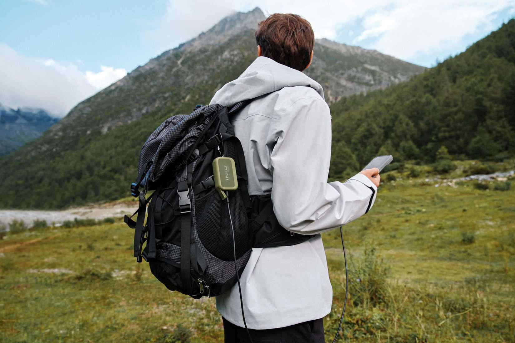 Pin INIU Rugged Series gắn trên balo đang sạc điện thoại