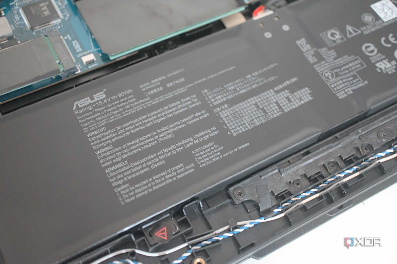 Pin lithium-ion nằm bên trong một laptop đã mở vỏ