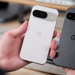 Pixel 9 màu trắng và Pixel 9 Pro màu đen cầm trên tay, mặt lưng có logo G