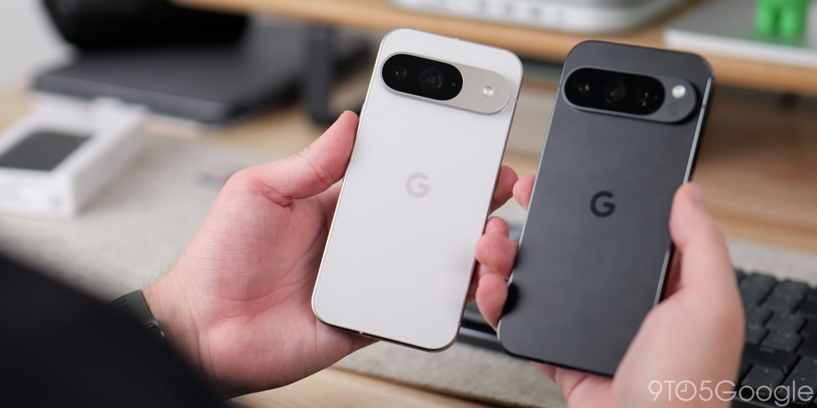 Pixel 9 màu trắng và Pixel 9 Pro màu đen cầm trên tay, mặt lưng có logo G