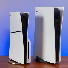 PlayStation 5 tiêu chuẩn đặt cạnh PlayStation 5 Slim