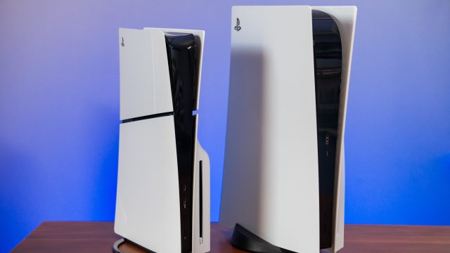 PlayStation 5 tiêu chuẩn đặt cạnh PlayStation 5 Slim
