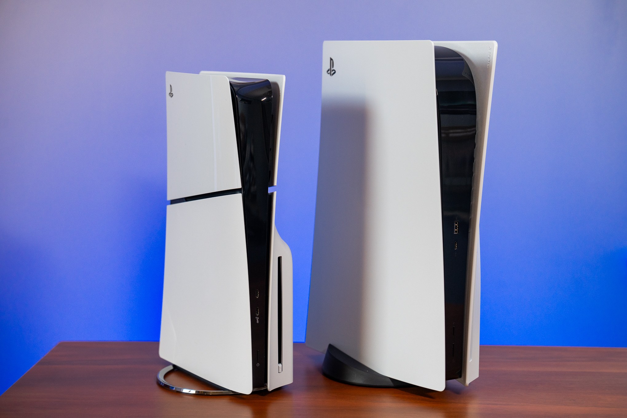 PlayStation 5 tiêu chuẩn đặt cạnh PlayStation 5 Slim