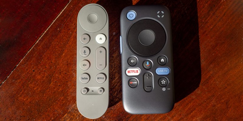 Pocket TV Pro đặt cạnh điều khiển Google TV Streamer