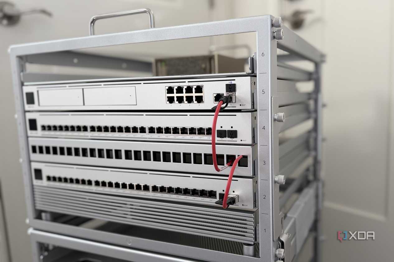 Rack gồm nhiều switch mạng có cổng RJ45 và SFP