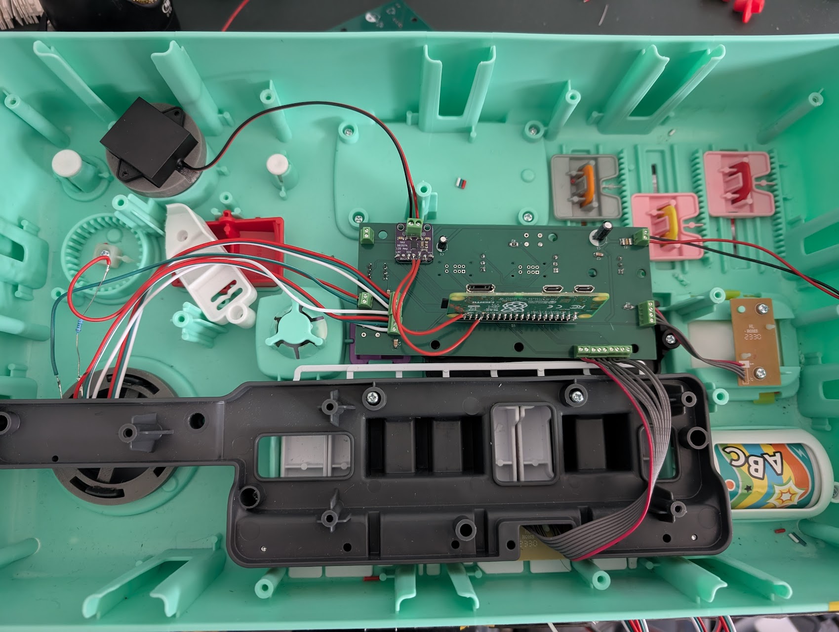 Raspberry Pi và PCB tùy chỉnh được lắp vào phần vỏ đồ chơi vốn có.